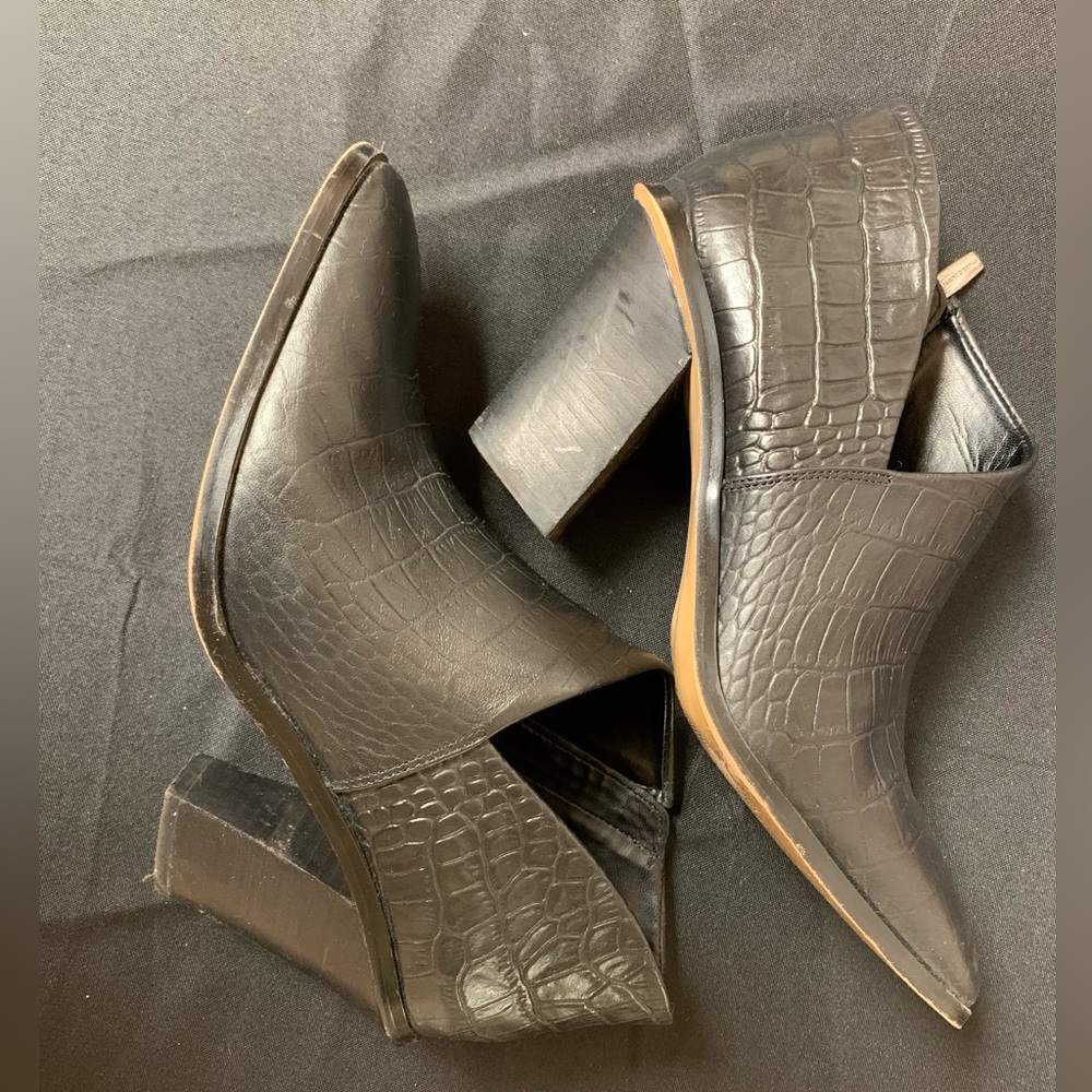 Vince Camuto Black Ankle Boot Shoes. Size 9M
Pls see pics for flaws - Picture 4 of 10